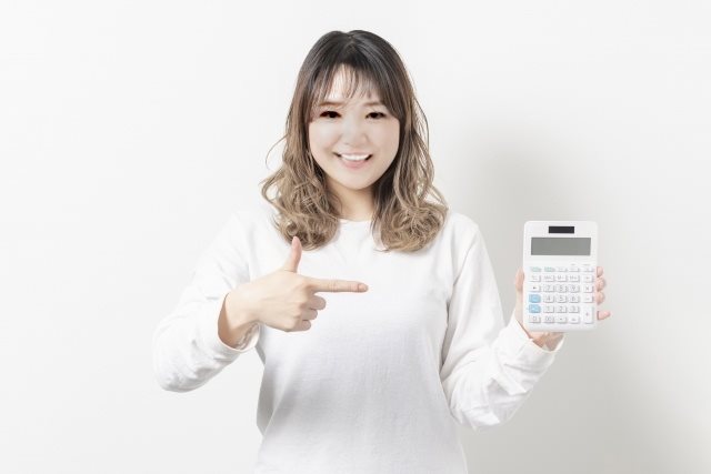 電卓を持つ女性><noscript><img src=